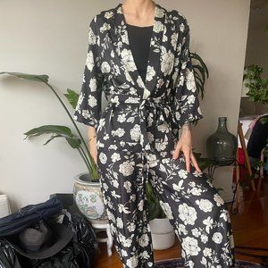 Set, with pockets.